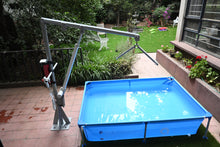 La imagen muestra una grúa para alberca al lado de una alberca.