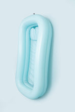 bañera inflable azul, vista lateral