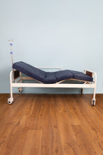 cama de hospital manual con colchón, cabecera y piesera elevadas