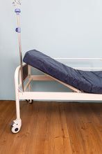 cama de hospital manual con colchón y cabecera elevada