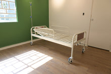 cama de hospital manual con cabecera elevada