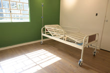 cama de hospital manual con cabecera y piesera elevadas