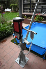 Centro de carga y control, vista lateral, grúa para alberca.