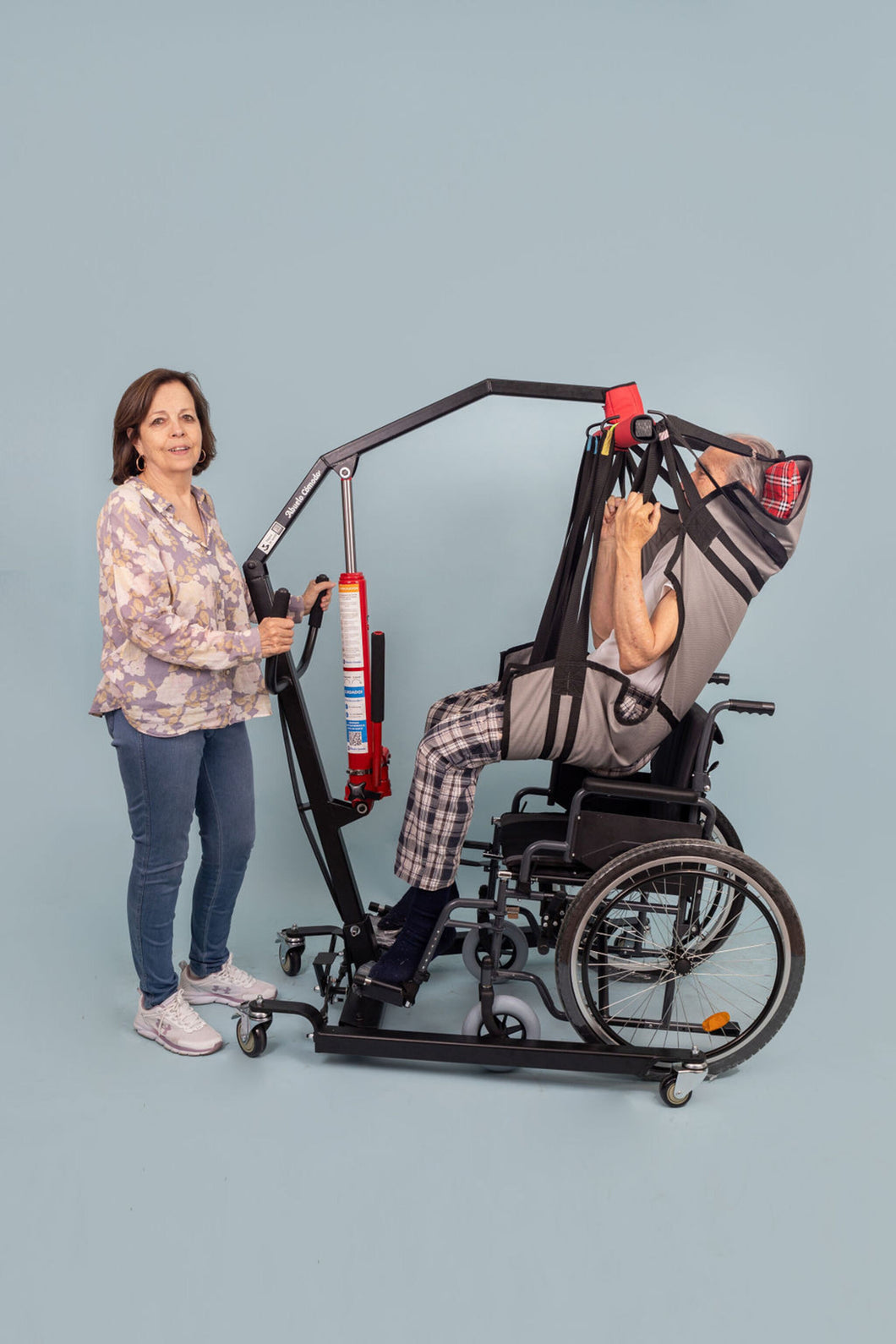 transferencia de paciente a silla de ruedas usando la grúa para pacientes con sobrepeso