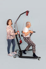 paciente realizando ejercicios de rehabilitación con ayuda del arnés tipo andadera y la grúa para pacientes con sobrepeso