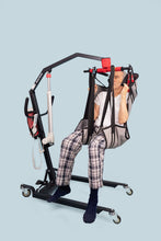 hombre suspendido en grúa para pacientes eléctrica inalámbrica, usando un arnés de rehabilitación Victoria