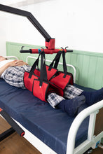 paciente usando el arnés cambia pañal para cambio en la cama con ayuda de la grúa para pacientes
