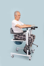 hombre sentado en una silla de transferencia
