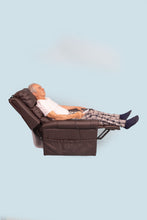 hombre en posición recostada en el sillón ortopédico reclinable