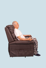 hombre sentado en el sillón ortopédico reclinable