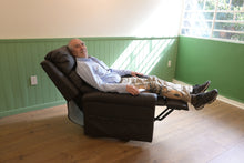 hombre recostado en sillón ortopédico reclinable
